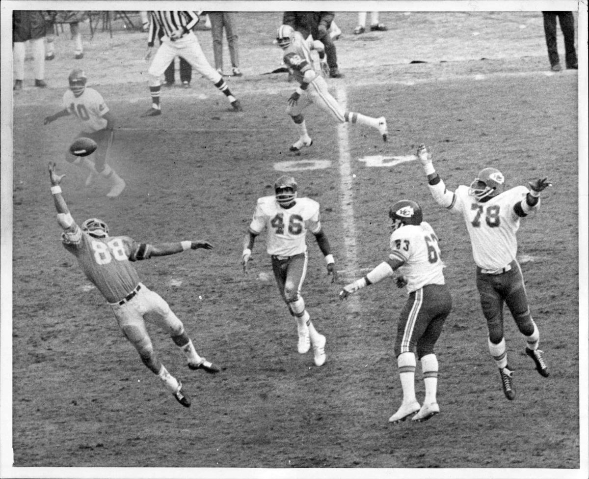 Charlie Sanders (88) leaps for a one-handed catch against the Chiefs. Sanders was among the first tight ends to play a significant role in the passing offense.