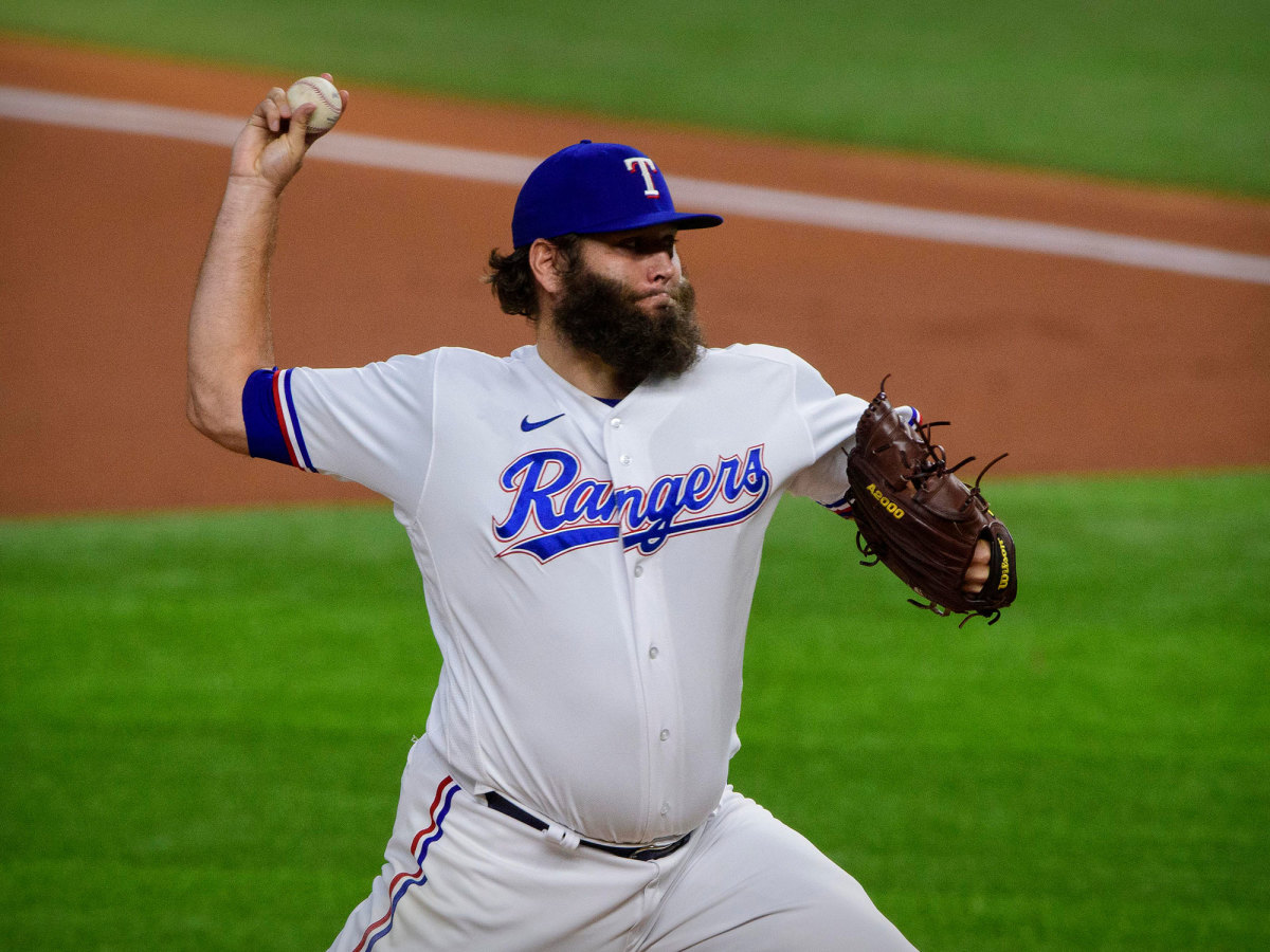 Lance Lynn throws a pitch