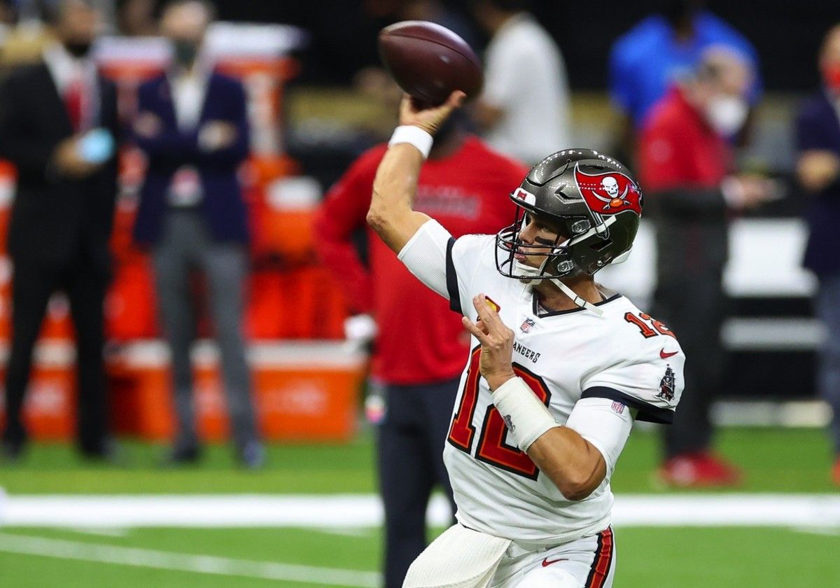 Tampa Bay's Tom Brady warms up prior to the Bucs' game with the New Orleans Saints on Sunday (Derick E. Hingle-USA TODAY Sports)