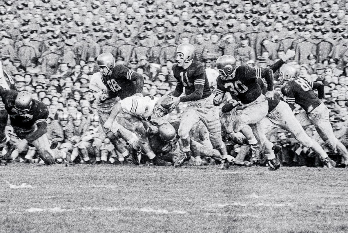 Face masks were optional at the Army-Navy game in 1954.