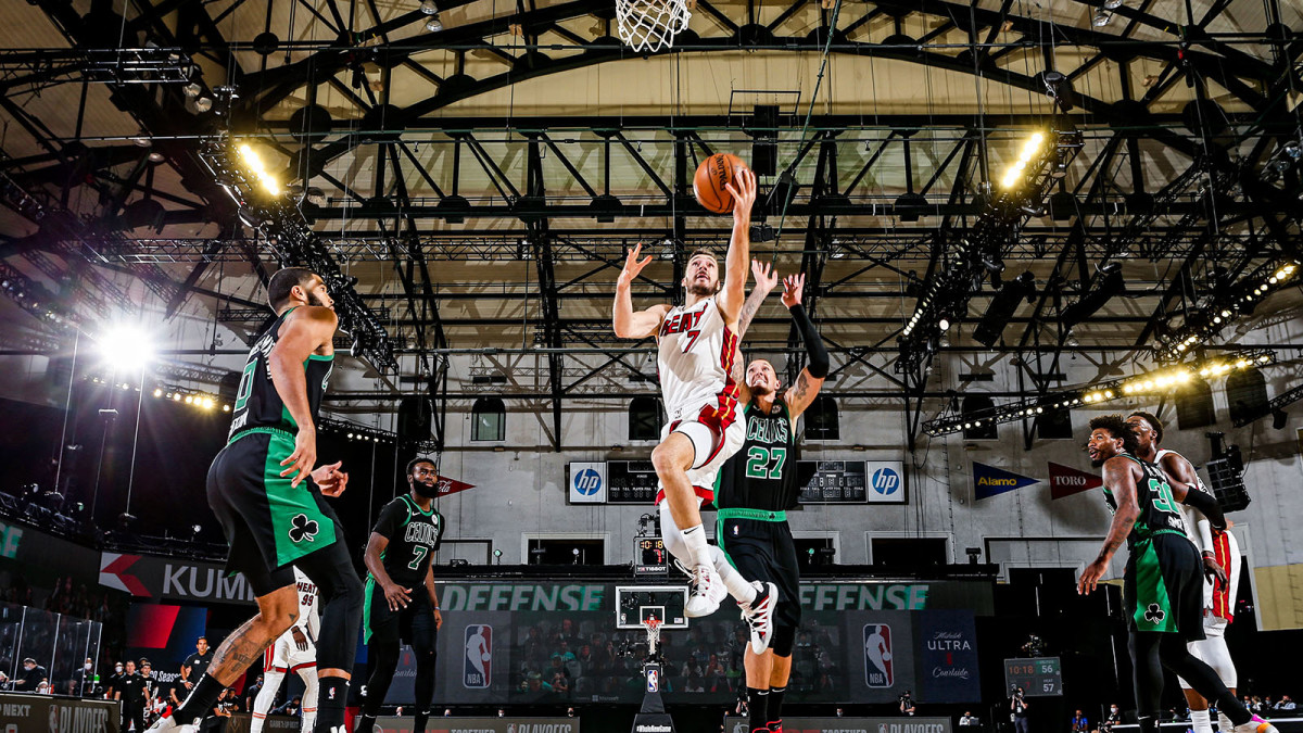 Goran Dragic jumps to the hoop