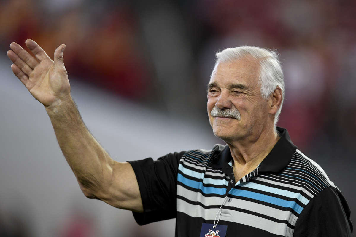 Former Dolphins running back Larry Csonka acknowledges the crowd at the Gator Bowl in January 2020. 