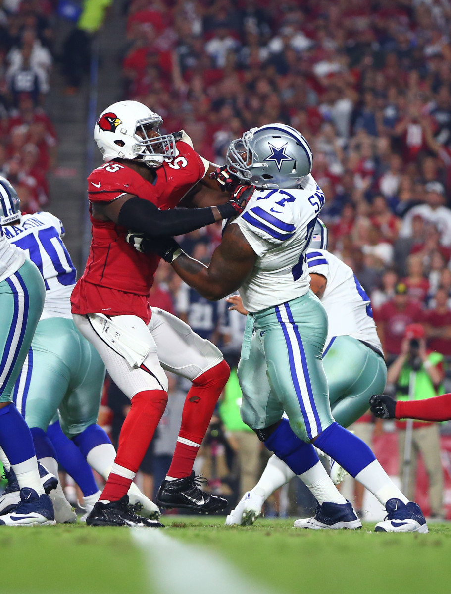 Cardinals lineman Chandler Jones (left) battles in the trenches with Cowboys offensive tackle Tyron Smith during a 2017 matchup.
