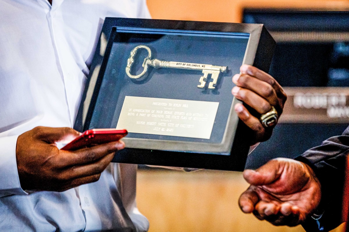 Kylin Hill receives a key to the city in Columbus, Miss.