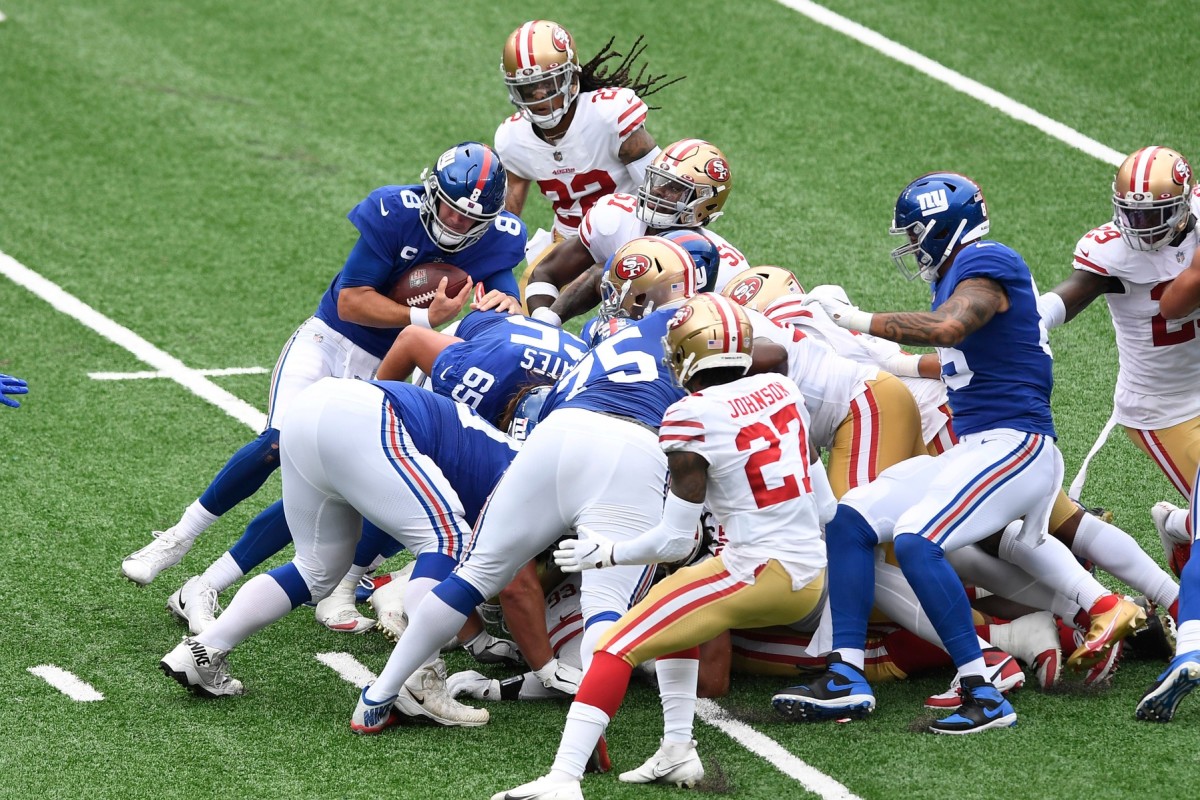 New York Giants quarterback Daniel Jones (8) cannot convert on 4th and 1 in the second half. The New York Giants lose to the San Francisco 49ers, 36-9, in an NFL game at MetLife Stadium on Sunday, Sept. 27, 2020, in East Rutherford. Giants 49ers