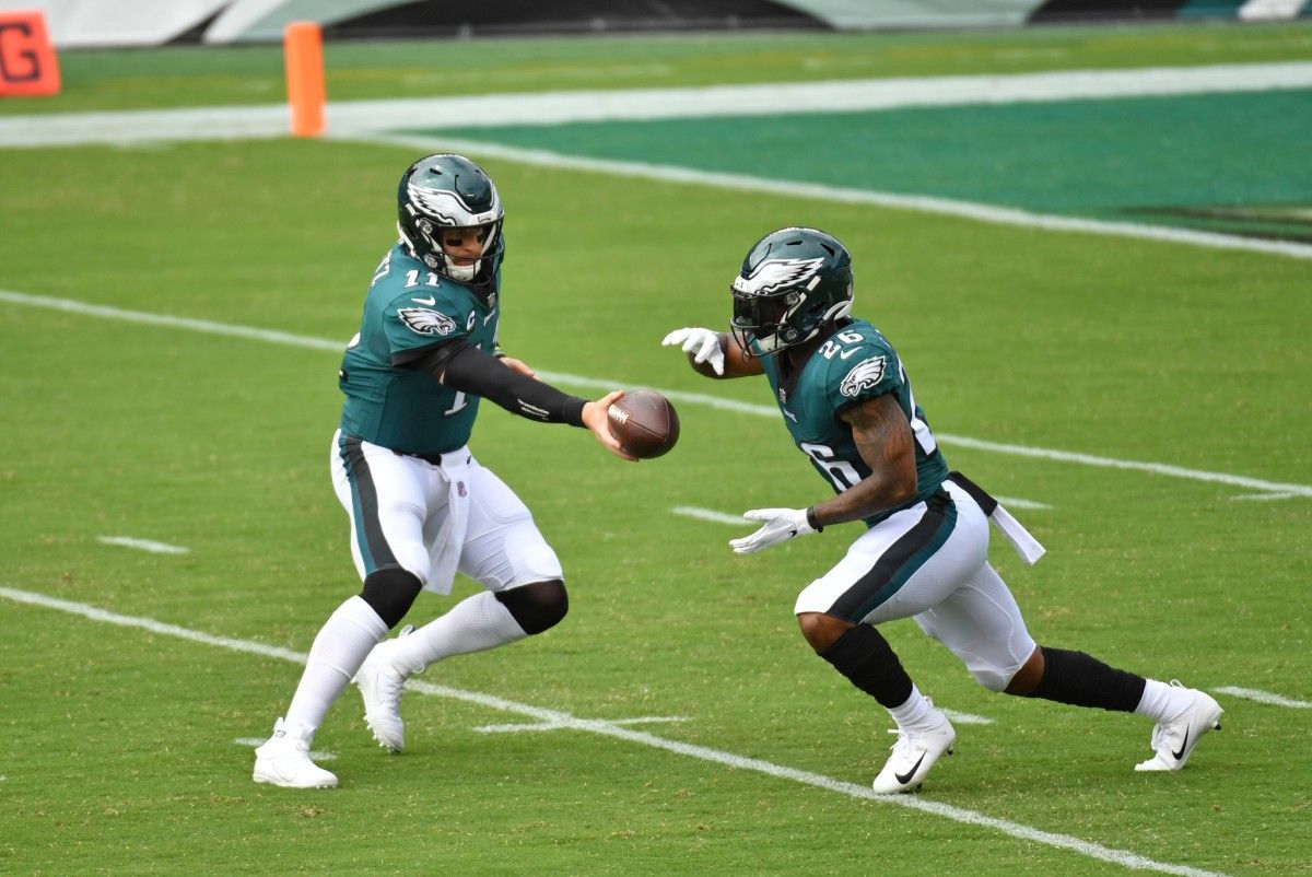 Miles Sanders takes handoff from Carson Wentz against Bengals
