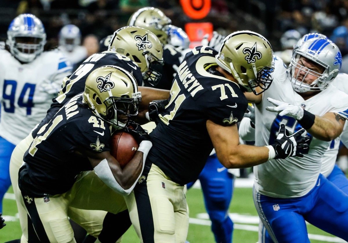 Saints offensive line blocks for Kamara