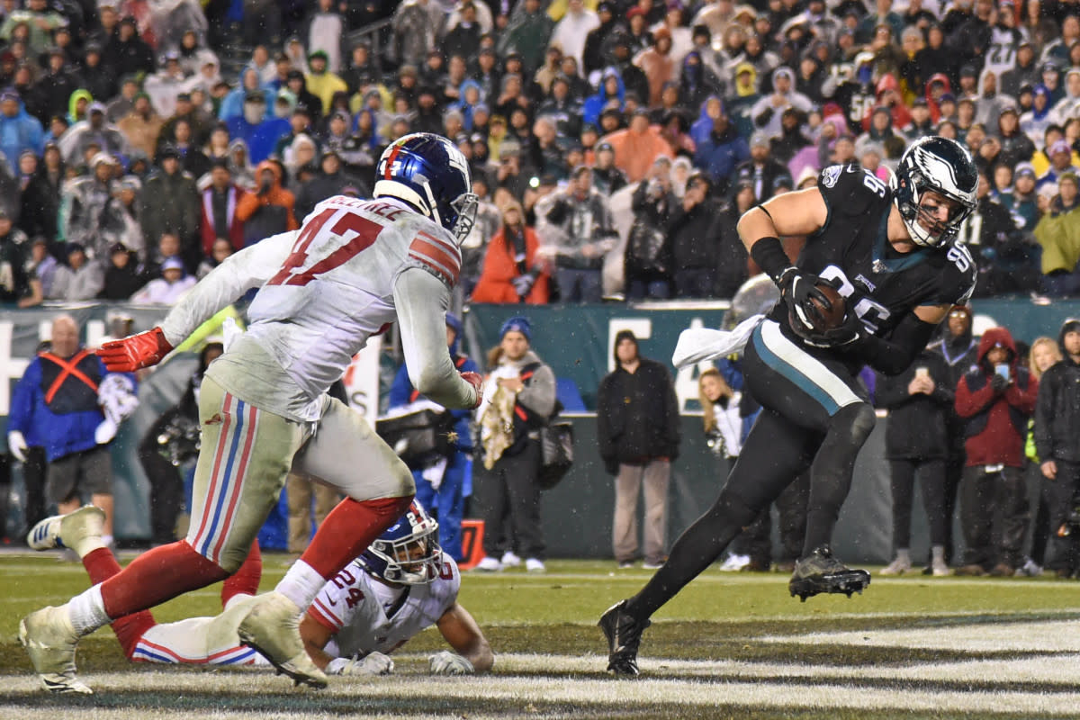 Eagles tight end Zach Ertz (86) catches a two-yard touchdown pass during the fourth quarter against Giants cornerback Julian Love (24) and outside linebacker Alec Ogletree (47) at Lincoln Financial Field.