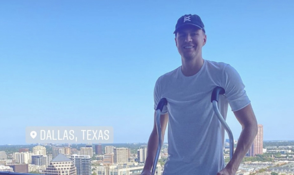 LOOK Dallas Mavs Star Kristaps Porzingis Wields World's Longest