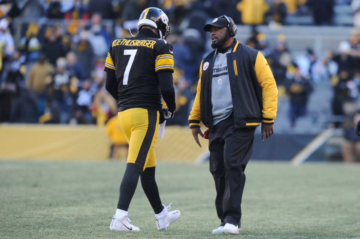 Steelers head coach Mike Tomlin talks to Steelers quarterback Ben Roethlisberger (7).