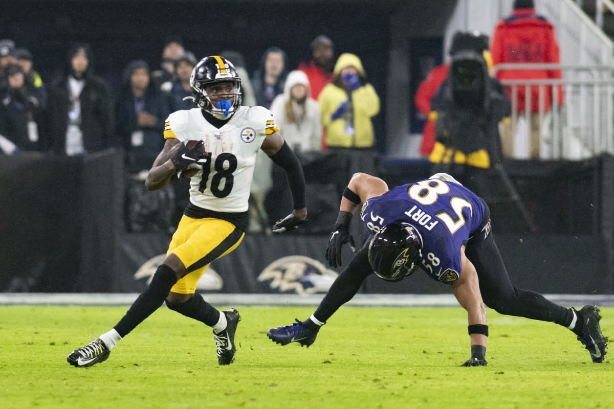 Steelers wide receiver Diontae Johnson (18) runs past Ravens linebacker L.J. Fort (58) during the second quarter at M&T Bank Stadium.