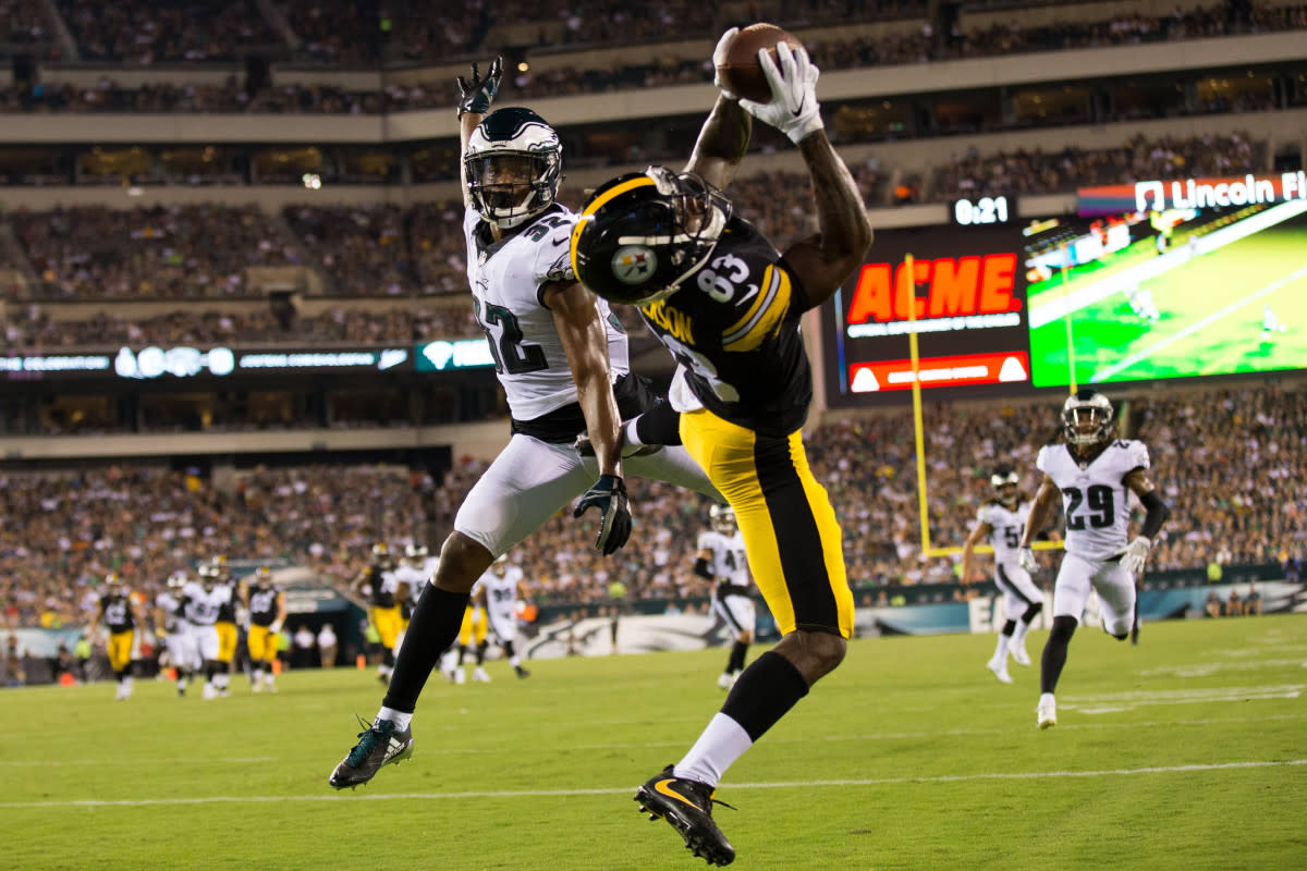 Steelers wide receiver Damoun Patterson (83) makes a touchdown reception against Eagles cornerback Rasul Douglas (32) during the second quarter at Lincoln Financial Field. 