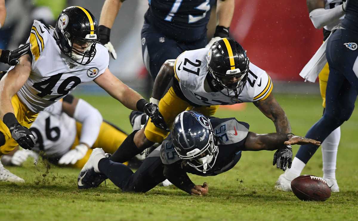 Titans running back Akeem Hunt (35) dives for a loose ball during the fourth quarter of a preseason game against the Steelers at Nissan Stadium.