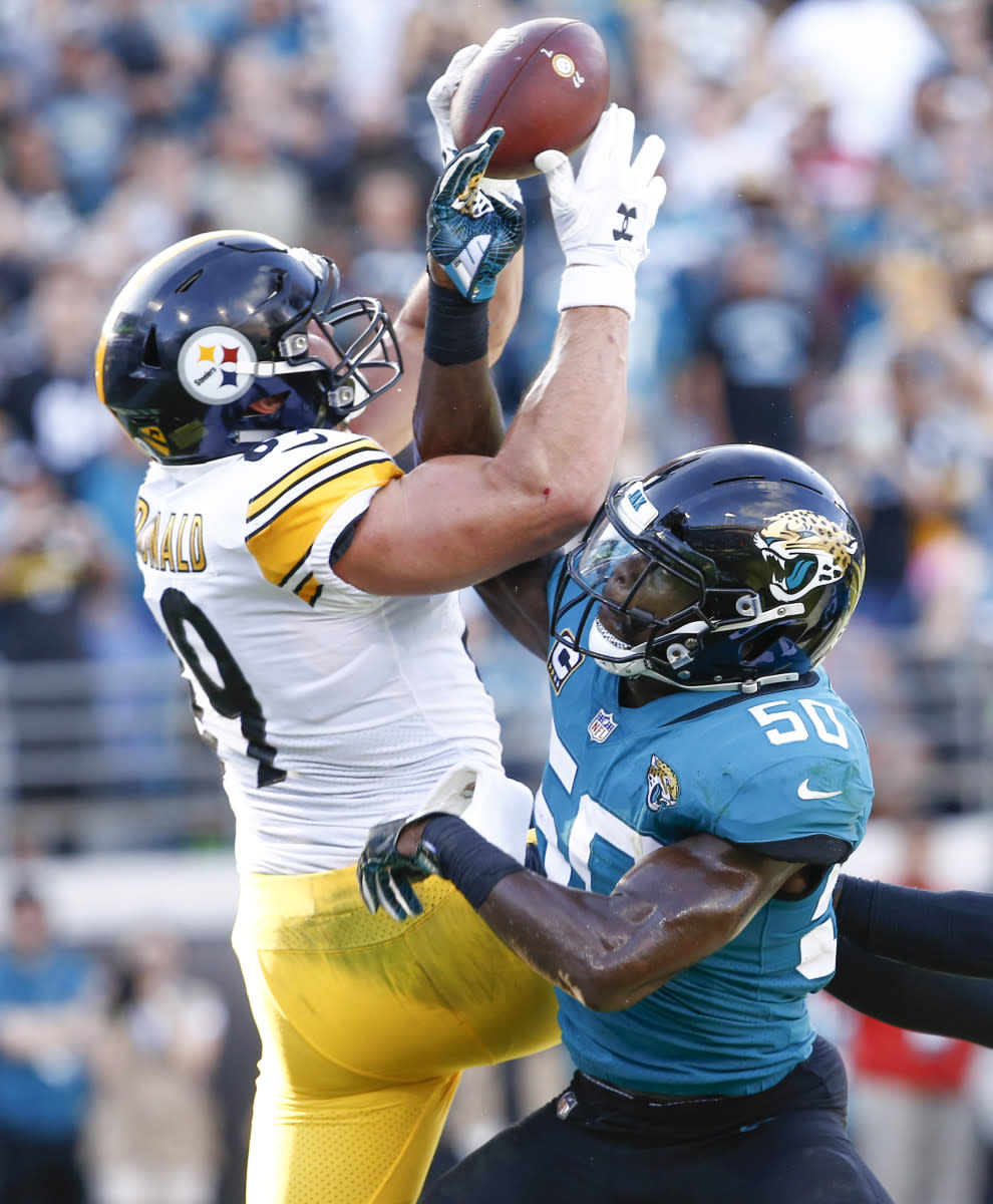 Steelers tight end Vance McDonald (89) makes a touchdown catch over Jaguars outside linebacker Telvin Smith (50) during the second half at TIAA Bank Field. 