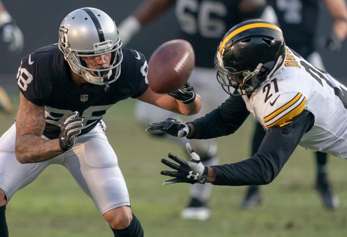 Steelers free safety Sean Davis (21) defends against Raiders wide receiver Marcell Ateman (88) during the third quarter at Oakland Coliseum.