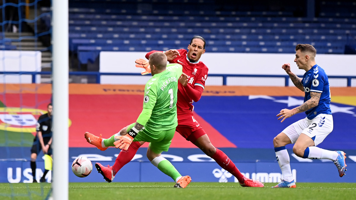 Virgil van Dijk is hurt in Liverpool's draw vs. Everton