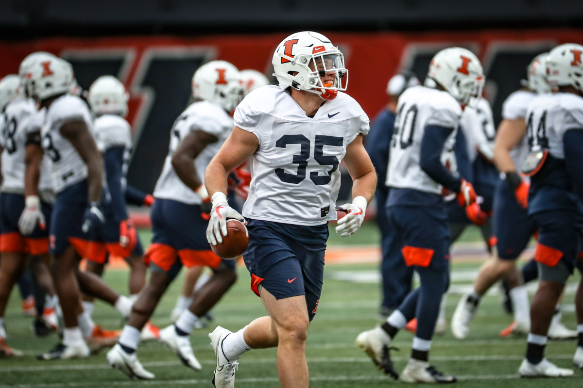 Illinois linebacker Jake Hansen participating in practice drills during a workout on Oct. 15 inside Memorial Stadium in Champaign, Ill. 