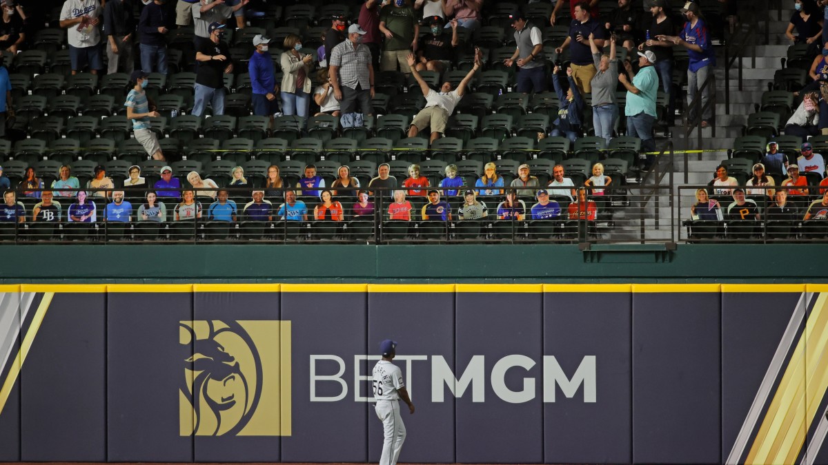 World Series fan hurls glove onto field after catching home run ball(00)