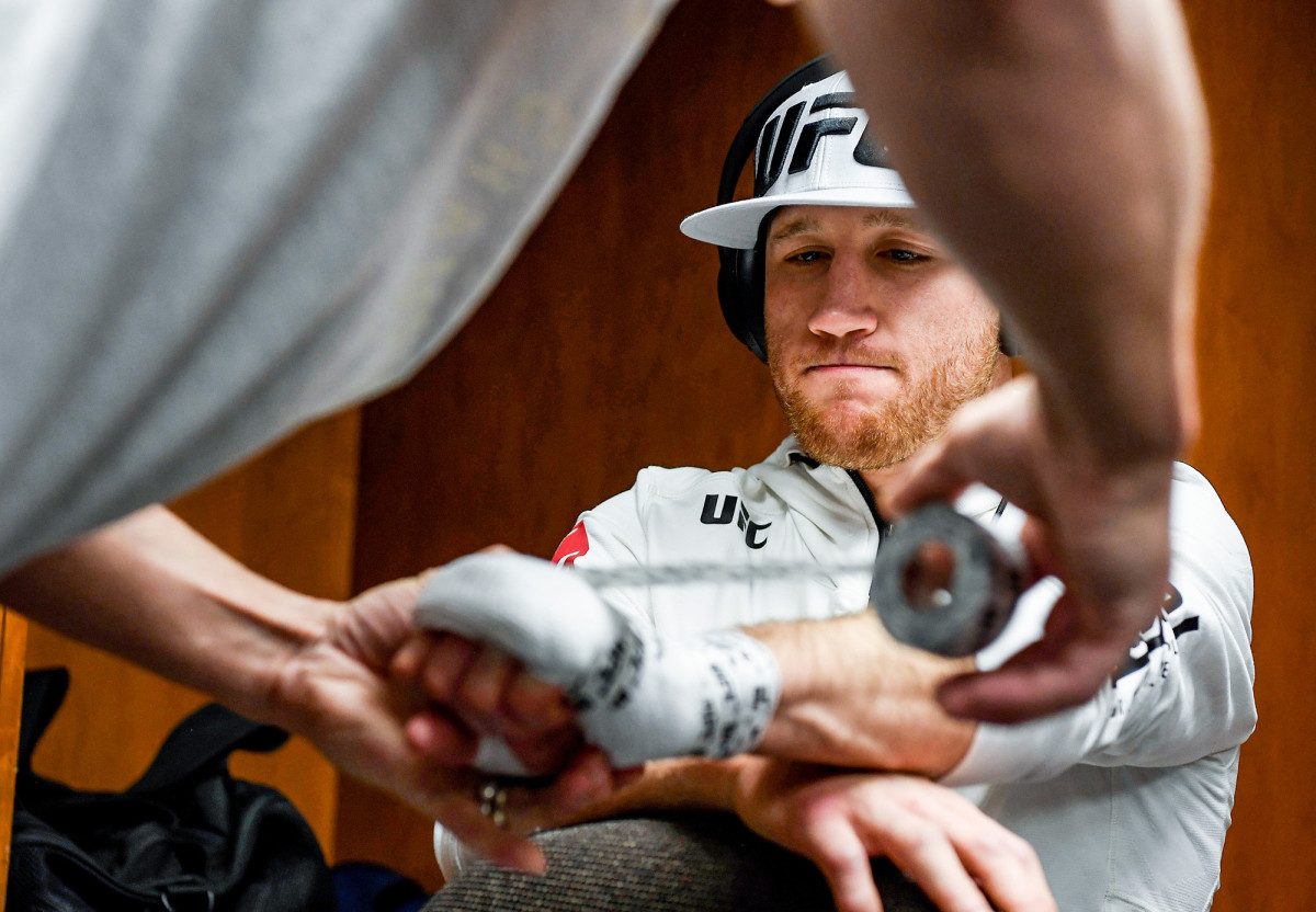 justin-gaethje-wrapping-hands