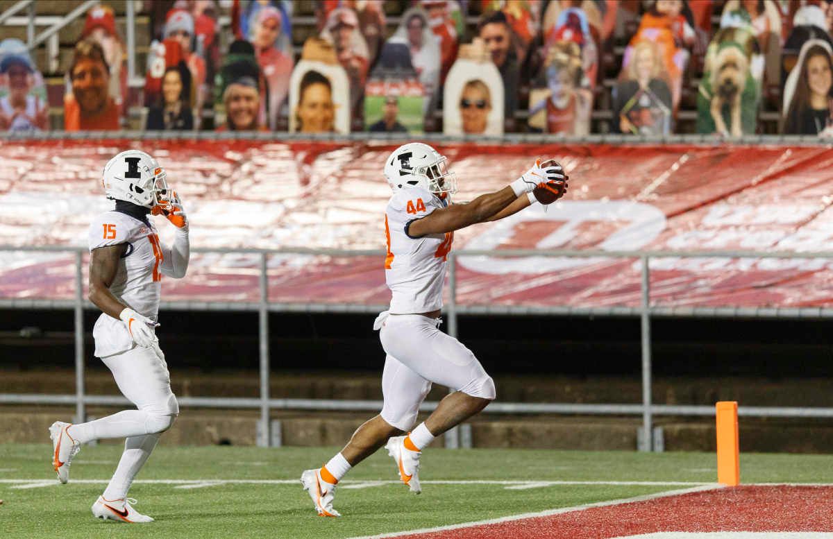 Illinois Fighting Illini linebacker Tarique Barnes (44) returns a fumble for a touchdown during the second quarter against the Wisconsin Badgers at Camp Randall Stadium.