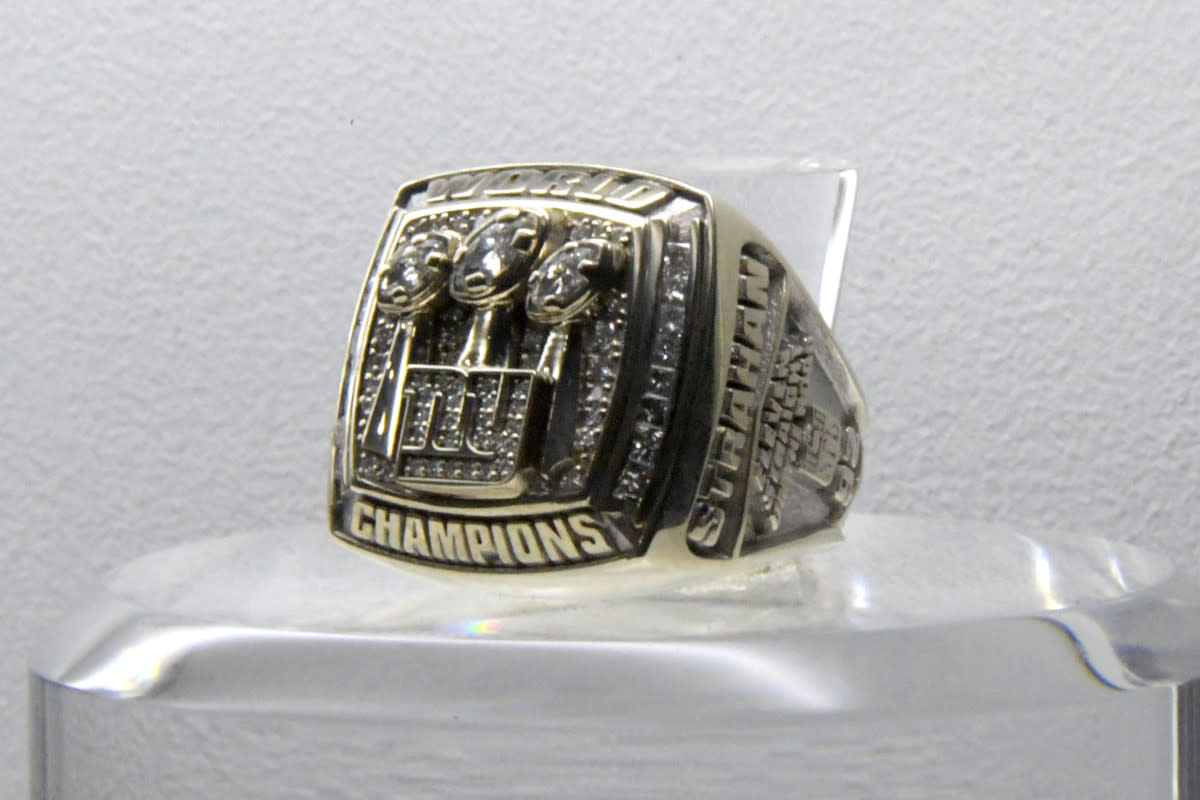 Super Bowl XLII ring to commemorate the Giants' 17–14 victory over the Patriots at University of Phoenix Stadium.