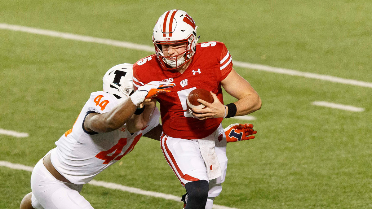 Wisconsin QB Graham Mertz gets tackled by an Illinois defender