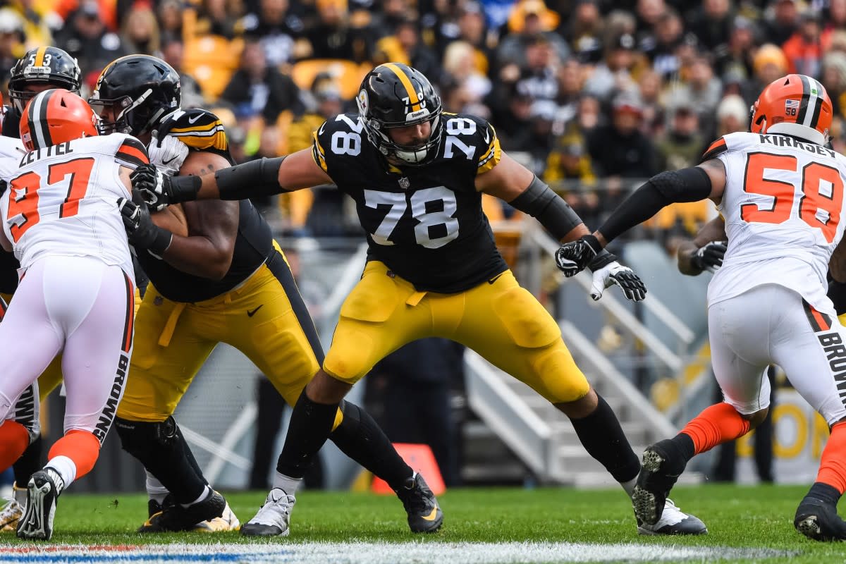 Steelers offensive tackle Alejandro Villanueva goes head to head with the Browns in a 2018 game.