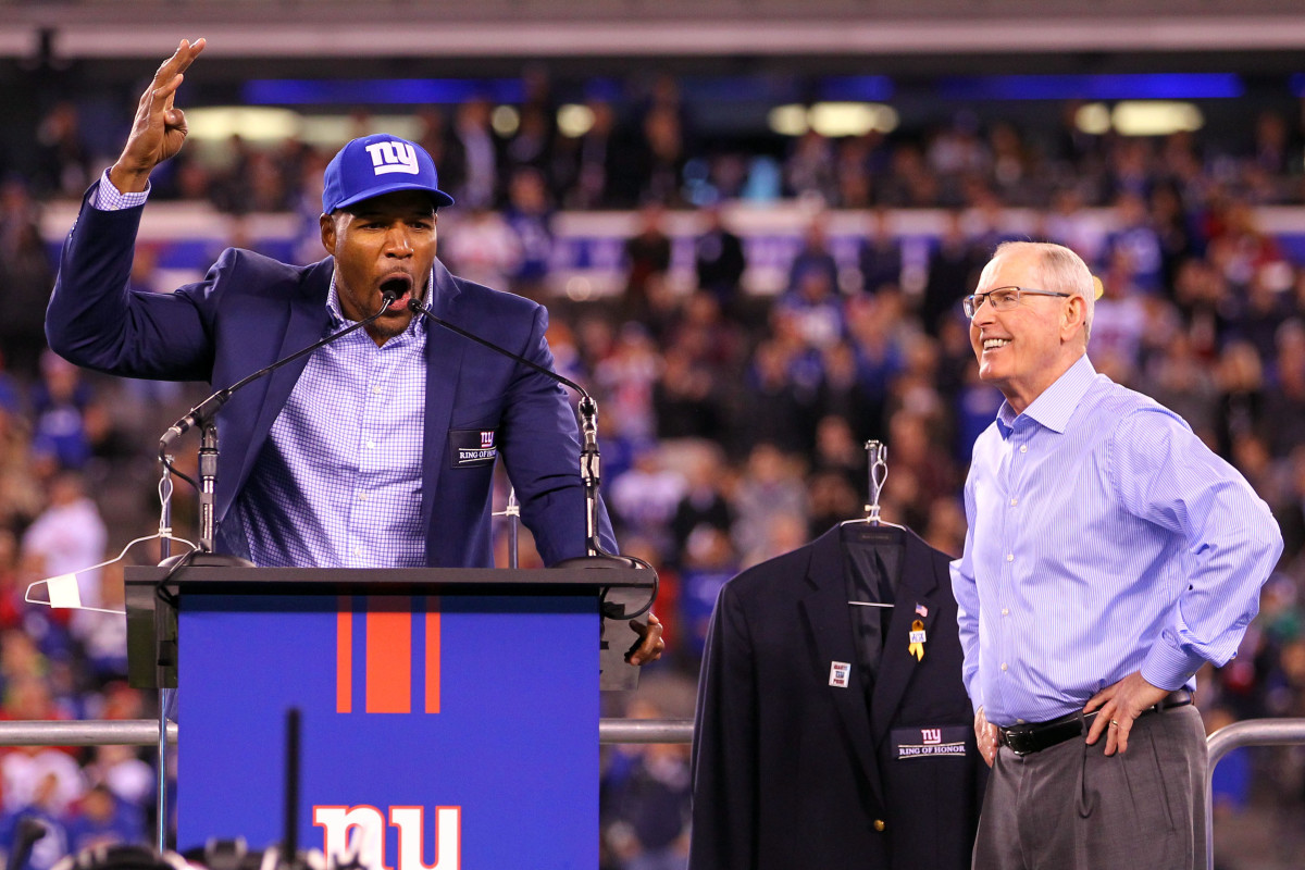 Former Giants player Michael Strahan introduces Tom Coughlin during the Giants Ring of Honor induction ceremony during a 2016 game at MetLife Stadium. 