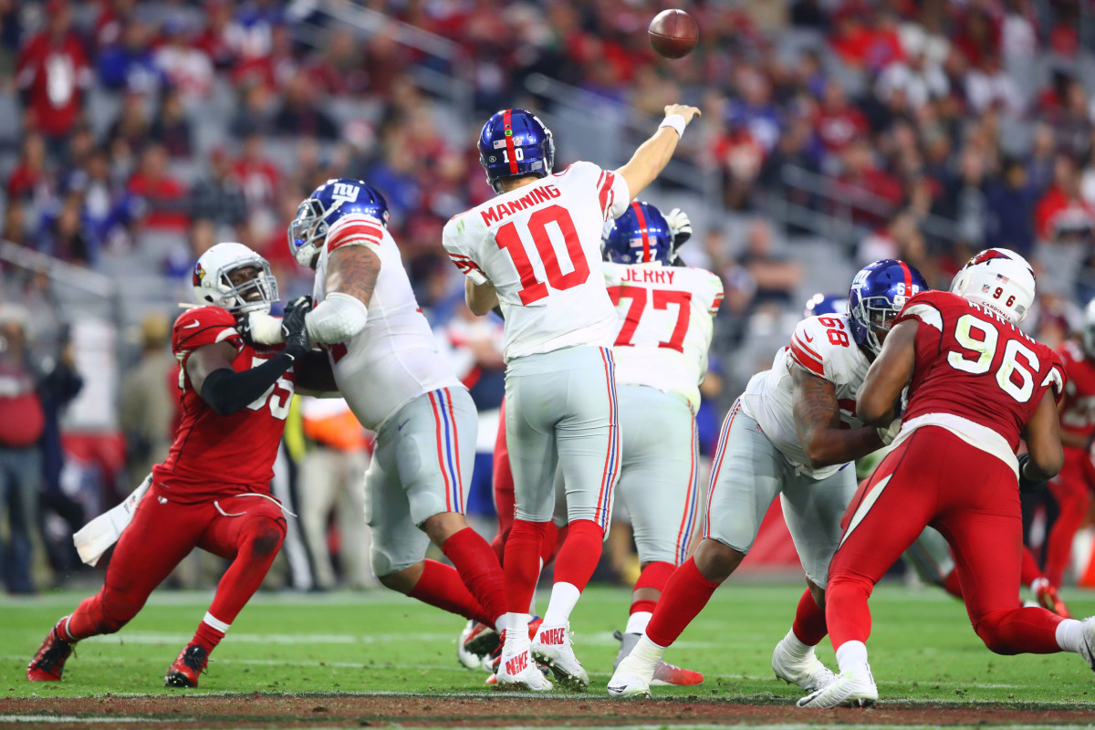 Giants quarterback Eli Manning (10) lobs a pass against the Cardinals in a 2017 game at University of Phoenix Stadium.