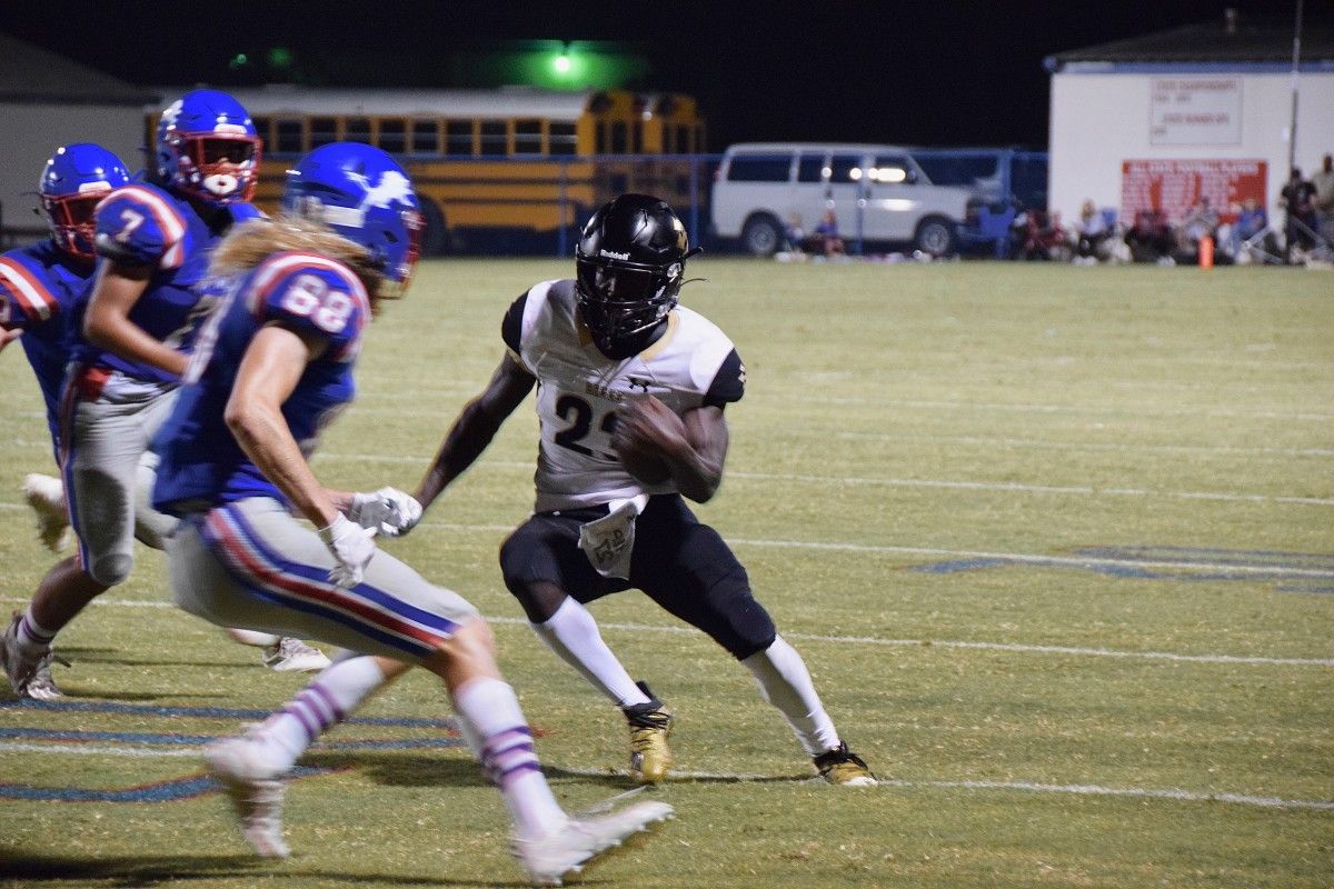 CJ Brown on a 25 yard touchdown run cutting through defenders