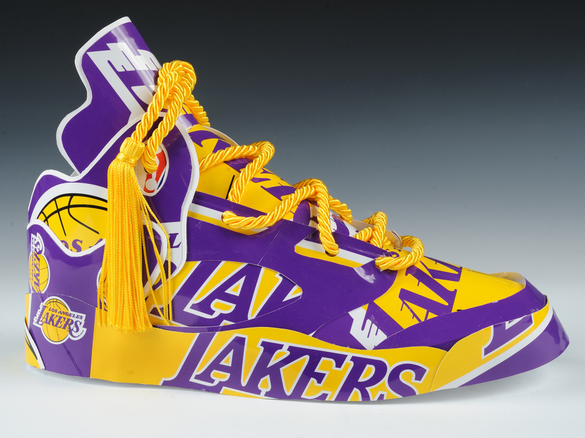 lakers-jordan-sculpture