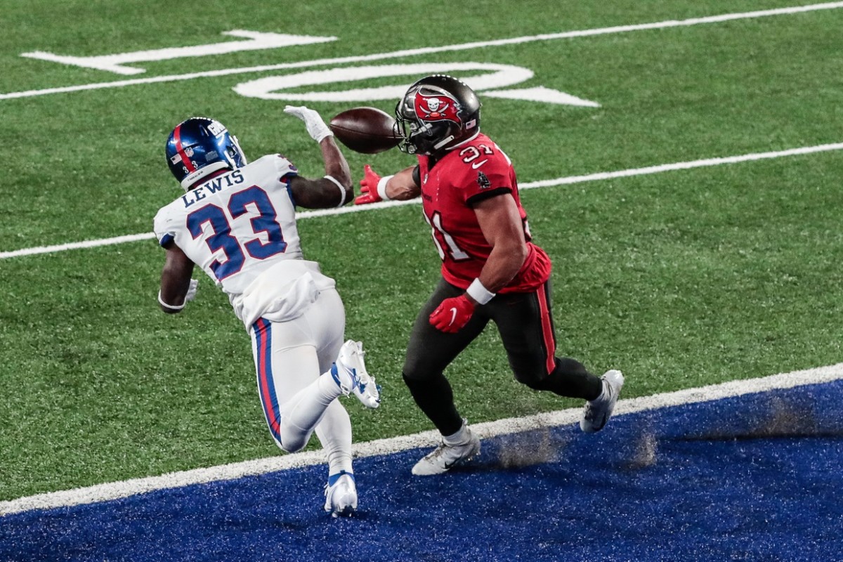 Nov 2, 2020; East Rutherford, New Jersey, USA; Tampa Bay Buccaneers strong safety Antoine Winfield Jr. (31) breaks up a pass intended for New York Giants running back Dion Lewis (33) during a two-point conversion during the fourth quarter at MetLife Stadium.