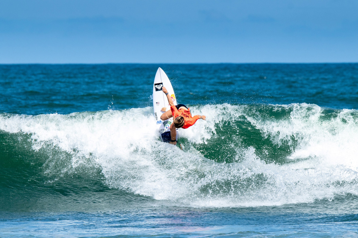 caroline-marks-surfing