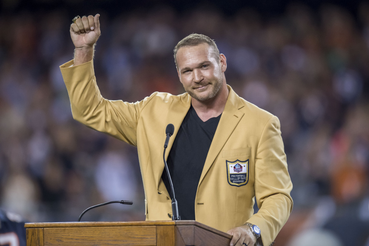 Former Bears player Brian Urlacher is honored during a 2018 game between the Bears and the Seahawks at Soldier Field.