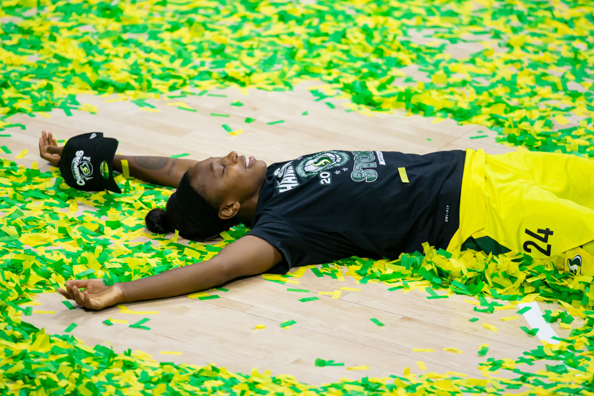 jewell-loyd-confetti-wnba-champ