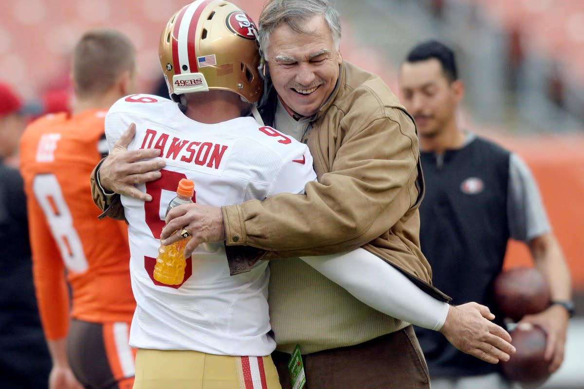 Former Browns lineman and current radio announcer Doug Dieken (right) embraces former Browns and 49ers kicker Phil Dawson prior to a 2015 game at FirstEnergy Stadium in Cleveland.