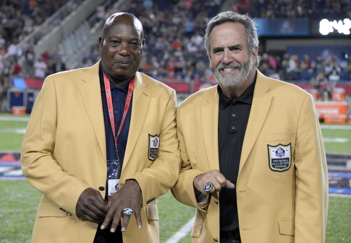 Former Browns tight end Ozzie Newsome (left) and former Chargers quarterback Dan Fouts pose with Hall of Fame rings during the Hall of Fame Game at Tom Benson Hall of Fame Stadium.