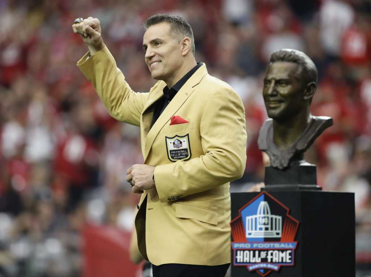 Former Cardinals quarterback Kurt Warner receives his Hall of Fame Ring during halftime ceremonies on Oct. 1, 2017, at State Farm Stadium in Glendale.