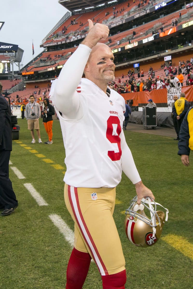 49ers kicker Phil Dawson gives a thumbs up following a 2015 game against the Browns, which would be his last against his former team. He played for the Browns for 14 seasons.