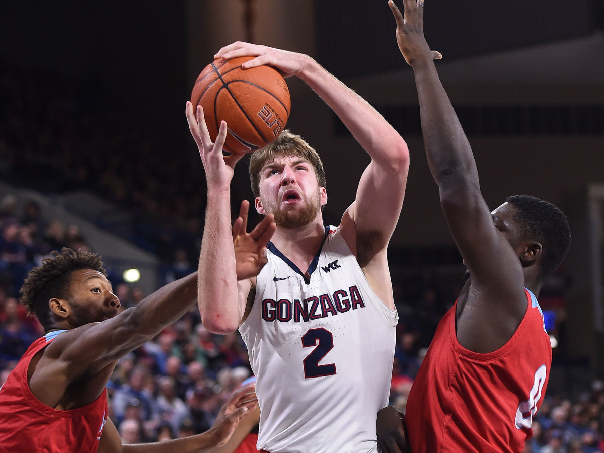 Gonzaga's Drew Timme shoots during a February 2020 game