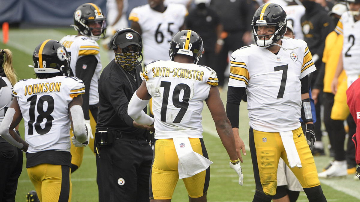 Mike Tomlin on the sideline with Ben Roethlisberger, Dionte Johnson and JuJu Smith-Schuster