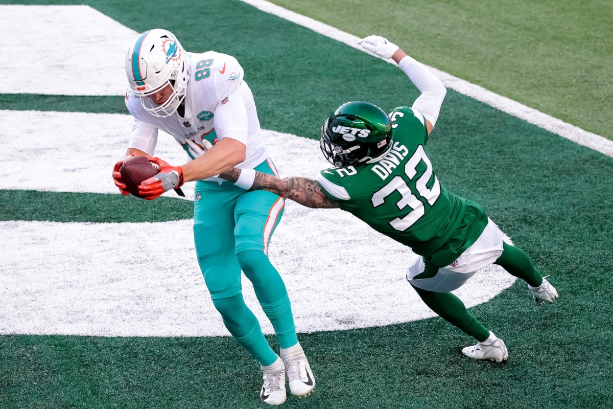Dolphins TE Mike Gesicki catches TD over Jets safety Ashtyn Davis
