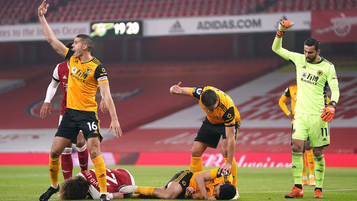 Raul Jimenez fractures skull, has surgery after collision