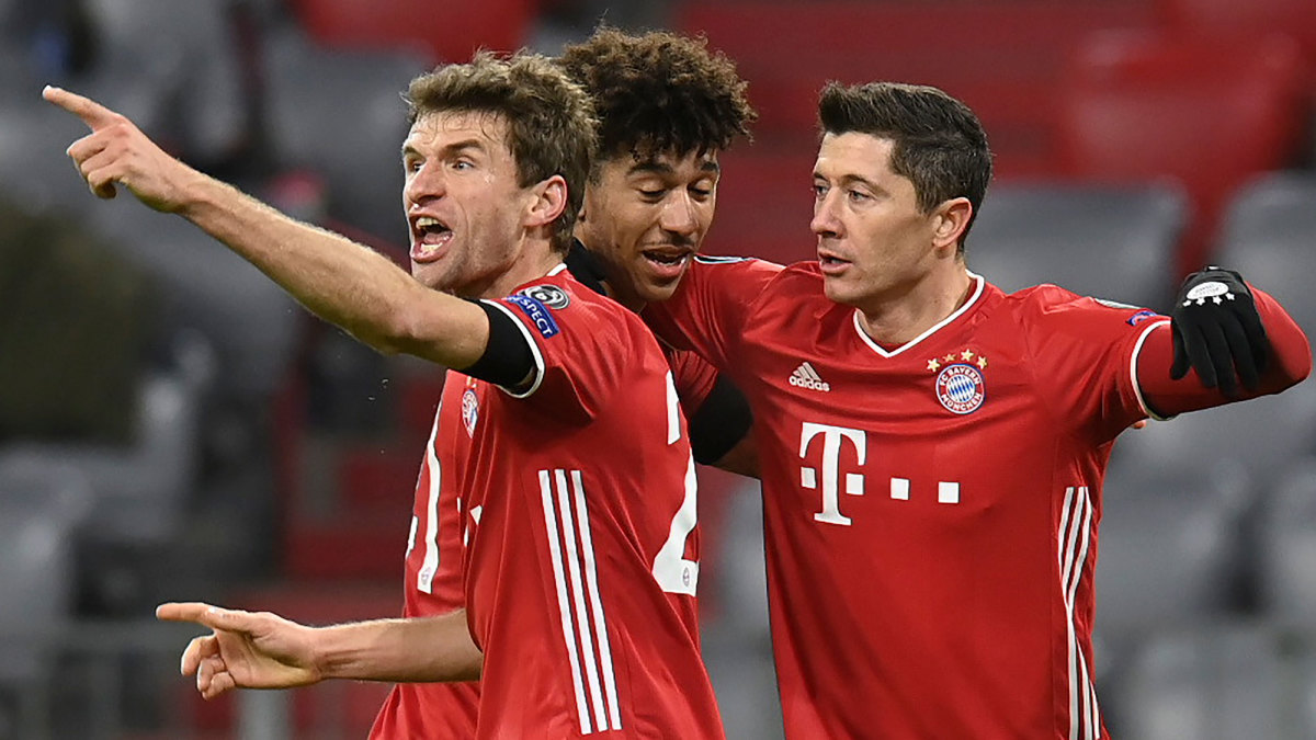 Chris Richards with Thomas Muller and Robert Lewandowski at Bayern Munich