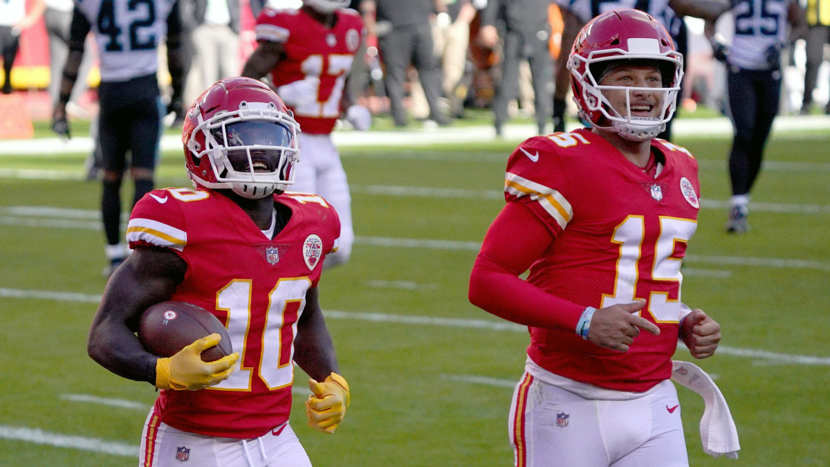 Chiefs WR Tyreek Hill and QB Patrick Mahomes run off the field