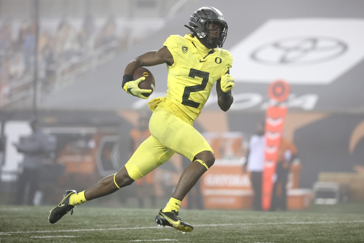 Nov 27, 2020; Corvallis, Oregon, USA; Oregon Ducks wide receiver Devon Williams (2) runs the ball for a touchdown against the Oregon State Beavers during the first half at Reser Stadium.