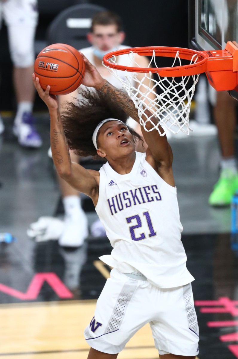 Nov 29, 2020; Las Vegas, Nevada, USA; Washington Huskies guard RaeQuan Battle (21) drives to the basket against the Baylor Bears in the second half at T-Mobile Arena.