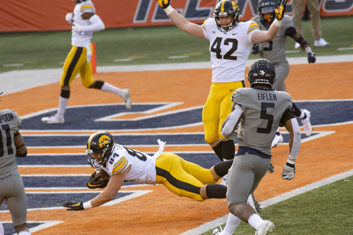 Three Miserable Quarters Illini Allow No. 19 Hawkeyes 35 Unanswered
