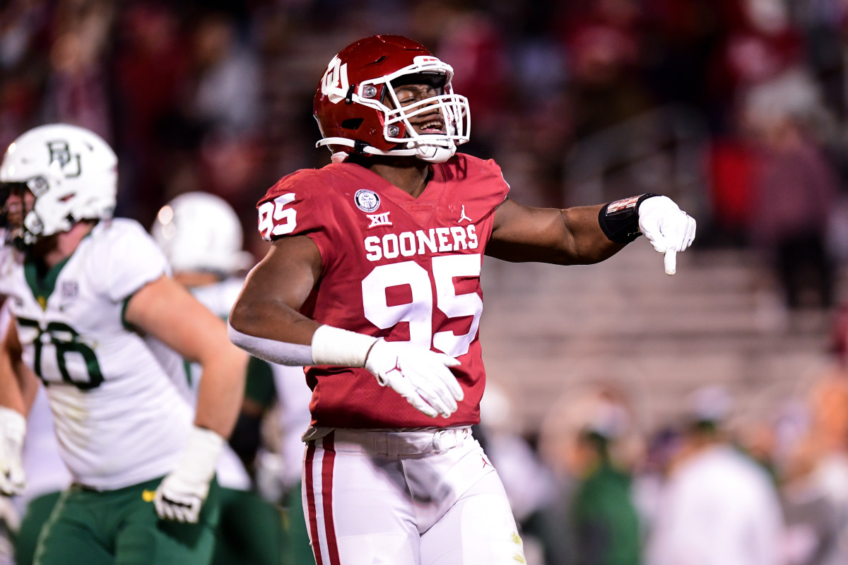 Defensive lineman Isaiah Thomas celebrates as the clock winds down on a 27-14 Oklahoma win.