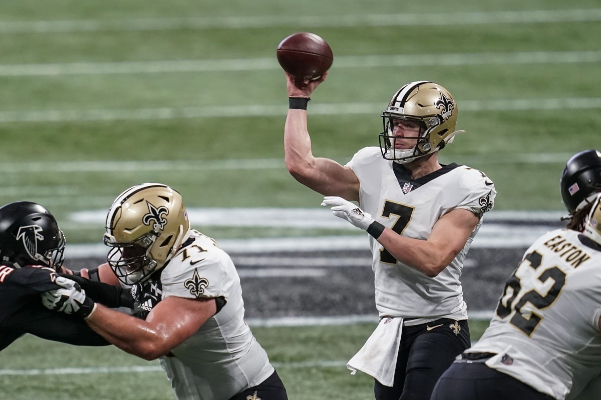 Watch Taysom Hills Throws Two Touchdowns in First Half Against the